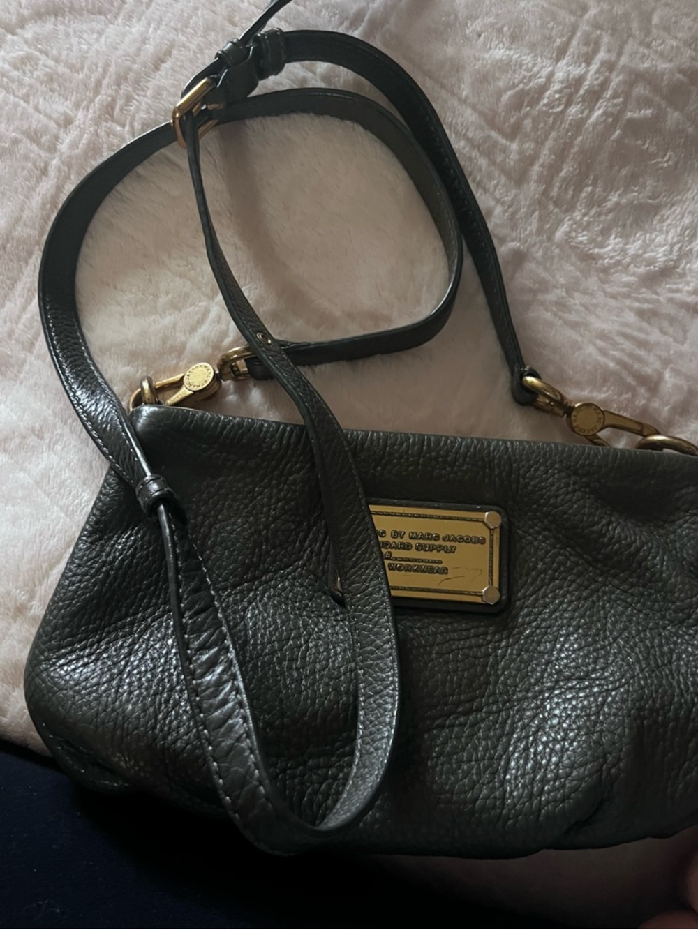 Marc Jacobs Dark Gray Shoulder Bag Preloved without tag. The hardware worn